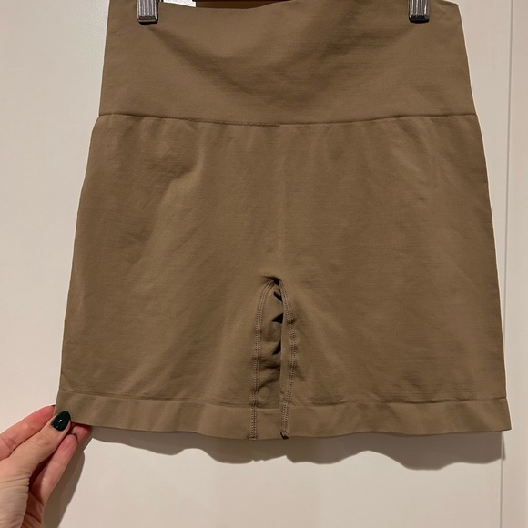 SKIMS Sienna Seamless smoothing shorts - Picture 6 of 13